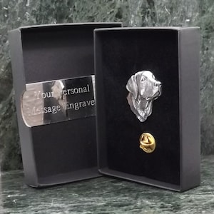 Peut inclure: Une épingle en argent représentant la tête d'un labrador retriever dans un coffret cadeau noir. Le coffret est doté d'une plaque argentée sur laquelle est inscrit "Votre message personnel à graver".