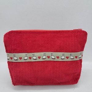 Kleine 20 x 15 cm Stofftasche aus Cord – Handgemacht in Rot mit Gänsemotiv – Vielseitig & einzigartig