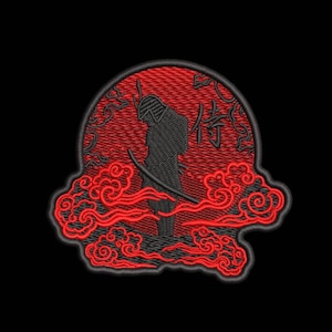 Może przedstawiać: Naszywka haftowana w kolorze czarnym i czerwonym przedstawiająca sylwetkę samuraja stojącego przed czerwoną księżycem z chmurami. Japońskie słowo "侍" (Samurai) jest wyszyte na czerwono na księżycu.