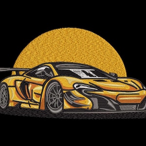 Könnte beinhalten: Gesticktes Design eines gelben Sportwagens mit schwarzen Akzenten, vor einem goldenen Sonnenhintergrund. Die Stickerei zeigt detailliert das aerodynamische Design und die Rennsportelemente des Autos.