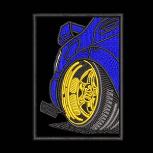 Op de afbeelding: Een blauwe auto met een gele velg en zwarte banden. De auto wordt van achteren bekeken, met het achterwiel en de band in focus.