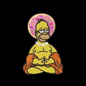 Może przedstawiać: Haftowana naszywka przedstawiająca Homera Simpsona w pozycji medytacyjnej, z obwódką w kształcie pączka. Projekt wykorzystuje żółte, brązowe, pomarańczowe i różowe nici na czarnym tle. Homer jest przedstawiony ze spokojnym wyrazem twarzy.