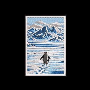 Może przedstawiać: Haftowana naszywka przedstawiająca pingwina idącego po śniegu, z ośnieżonymi górami i błękitnym niebem w tle. Pingwin jest czarno-biały, a góry są niebiesko-białe. Naszywka jest prostokątna z białą obwódką.