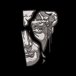 Może przedstawiać: Haftowana naszywka przedstawiająca rozfragmentowany, szary wizerunek twarzy i głowy klasycznej rzeźby. Projekt umieszczono na jednolitym czarnym tle, ukazując szczegółowe szwy i artystyczny styl.