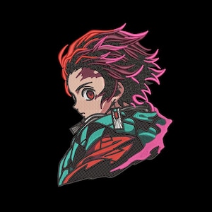 Może przedstawiać: Haftowany portret postaci z anime z czerwonymi i różowymi włosami, czerwonymi oczami oraz kurtką w turkusowe i czerwone wzory. Obraz jest umieszczony na czarnym tle, podkreślając szczegółowe ściegi i żywe kolory projektu.