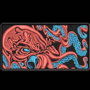 Może przedstawiać: Naszywka haftowana przedstawiająca ośmiornicę z mackami w kolorze czerwonym i niebieskim. Ośmiornica jest przedstawiona w szczegółowym, stylizowanym wzorze.