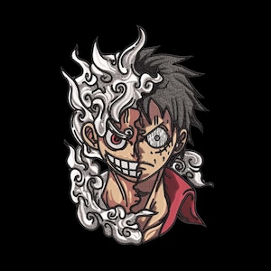 Può includere: Illustrazione di un personaggio della serie anime One Piece, su sfondo nero. Il volto del personaggio è diviso, con un lato in un design infuocato a forma di nuvola e l'altro in uno stile più tradizionale.