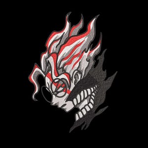 Może przedstawiać: Haftowana naszywka z wystylizowaną ilustracją postaci z czerwonymi i białymi płomieniami jako włosami, okularami i demonicznym uśmiechem na czarnym tle. Projekt jest szczegółowy.