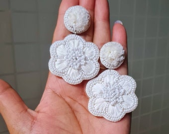 Boucles d’oreilles de fleurs de raphia blanc faites à la main / boucles d’oreilles de mariée florales en raphia blanc / raphia blanc et perles boucles d’oreilles de mariée florales