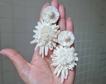 Boucles d'oreilles de mariée florales en raphia ivoire blanc cassé - Longs lustres de mariage fleurs crème - Boucles d'oreilles pour les mariées par bijoux oeillets