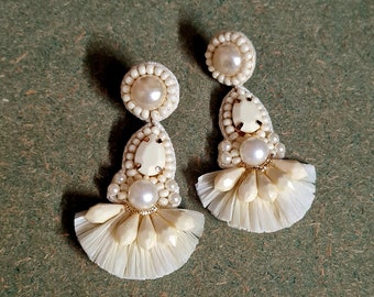 Boucles d'oreilles de mariée ivoire - Boucles d'oreilles de mariage en raphia ivoire et perles boho/ Boucles d'oreilles de mariée ivoire faites main/ Boucles d'oreilles de mariage ivoire