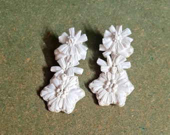 Boucles d'oreilles de mariée florales en raphia blanc fabriquées à la main, longs pendentifs floraux blancs Boho du milieu du siècle, lustre à fleurs Boho au look vintage
