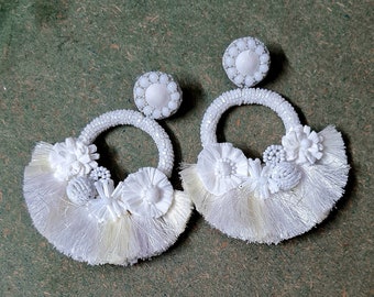 Boucles d'oreilles florales faites main de mariage blanc avec un accent ivoire, créoles de mariée blanches faites main florales, boucles d'oreilles de mariée à franges audacieuses