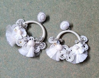 Boucle d'oreille florale blanche de mariage, boucle d'oreille de mariée en perles de rocaille de raphia faites main, boucle d'oreille de mariée blanche
