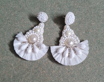 Boucles d’oreilles nuptiales en raphia blanc et perles - Boucles d’oreilles nuptiales faites à la main Boho - Boucles d’oreilles de mariage embellies blanches - Boucles d’oreilles pour les mariées