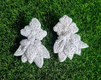 Boucles d'oreilles florales pour mariée - longues boucles d'oreilles florales faites à la main, boucles d'oreilles fleurs blanches, boucles d'oreilles de mariage blanches-2