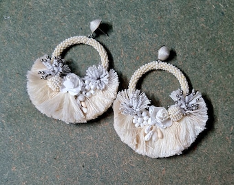 Boucles d'oreilles florales ivoire nuptiale - Boucles d'oreilles florales faites main pour mariage blanc cassé / Pendentifs de mariée à franges / Boucles d'oreilles de mariée bohème