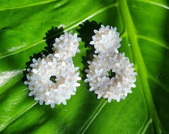 Boucles d'oreilles de mariée - Boucles d'oreilles de mariée florales blanc cassé - Boucles d'oreilles de mariée ivoire avec fleurs en sequins faits à la main - Créoles de mariage blanc floral