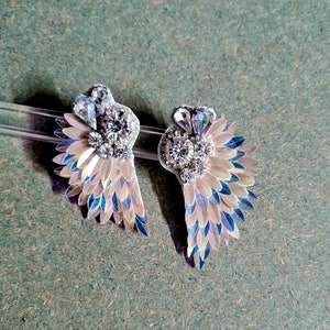 Statement geflügelte Brautohrringe, Hochzeit Schmetterling Ohrringe - Boho geflügelte Ohrstecker - Opal Effekt schimmernde Flügel Ohrringe für die Braut