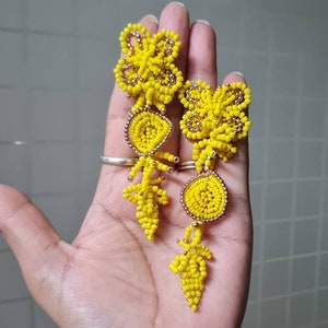 Statement zomeroorbellen met gele kralen, handgemaakte bloemenoorbellen, vakantiesieraden, resortsieraden, lange geelgouden bloemoorbellen-2