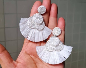 Boucles d'oreilles de mariée - boucles d'oreilles de mariage bohèmes, boucles d'oreilles de mariée en raphia blanc, raphia blanc fait main, boucle d'oreille de mariage pour les mariées