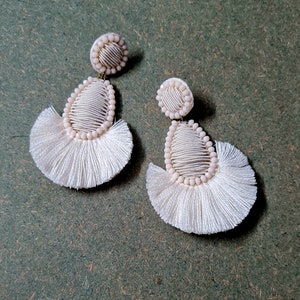 Beige-ivory wedding earrings, light beige boho bridal earrings, bridal earrings, Ivory fringe bridal teardrop earrings,Ivory bridal earrings