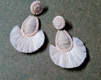 Boucles d'oreilles de mariage beige-ivoire, boucles d'oreilles de mariée bohème beige clair, boucles d'oreilles de mariée, boucles d'oreilles de mariée franges ivoire, boucles d'oreilles de mariée ivoire