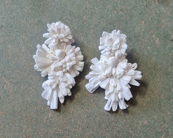 Boucles d'oreilles de mariée - Boucles d'oreilles de mariée florales faites main en raphia blanc, boucles d'oreilles de mariage en raphia blanc, boucles d'oreilles en raphia blanc fleur vintage