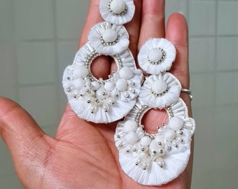 Boucles d'oreilles de mariée bohèmes faites à la main - Créoles de mariage blanches en raphia - Boucle d'oreille blanche - Boucles d'oreilles de mariée blanches Boho - Boucles d'oreilles pour les mariées bohèmes