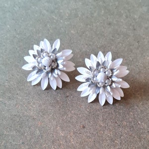 Boho wedding white silver floral stud / Handmade flowers stud earrings / Flower statement bridal studs / Bridesmaid earrings bridal earrings