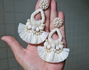 Boucles d'oreilles de mariée - Boucles d'oreilles de mariée en raphia ivoire - Boucles d'oreilles de mariage faites main blanc cassé et accent doré - Boucles d'oreilles longues mariées bohèmes