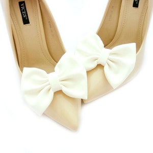 ivory shoe clips, shoes clips ivory shoe bows, wedding bows shoe clips, bridal shoes clip bridesmaid shoes clip, ivory shoes bows Judaeve
