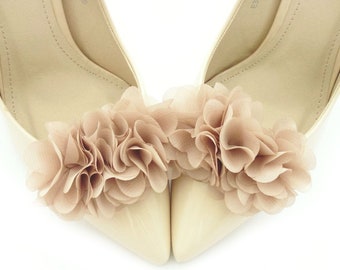 beige shoe clips flower pompoms flowers ,wedding shoe clips ,bridal flower for shoes ,bridal shoe clips  ,beige shoes ,flower clips Judaeve