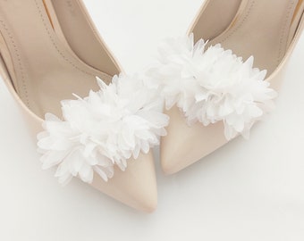 Weiße Judaeve-Schuhclips mit floralen Pompons