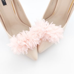 Clips para zapatos con pompones florales rosas de Judaeve