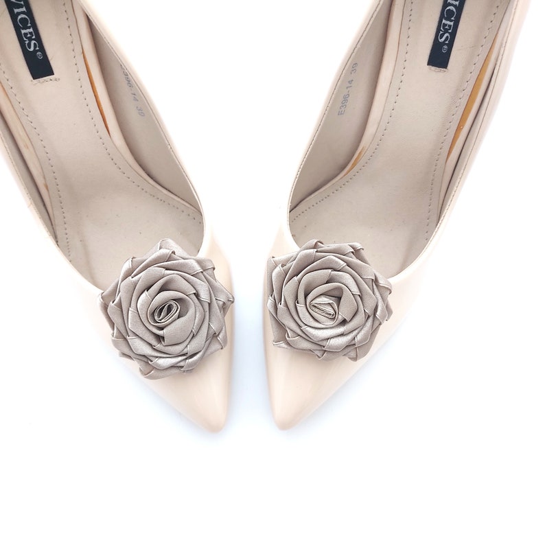 satin rose shoe clips, bridal shoe clips satin roses for shoes, satin flowers shoe clips, flower shoe clips , satin shoes Judaeve imagen 4