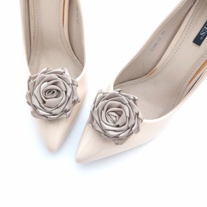 satin rose shoe clips, bridal shoe clips satin roses for shoes, satin flowers shoe clips, flower shoe clips , satin shoes Judaeve imagen 3