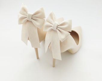 Decorazioni per tacchi in camoscio color crema | fermagli per scarpe | fiocchi posteriori | decorazioni per scarpe in camoscio | fiocchi in camoscio | decorazione per scarpe