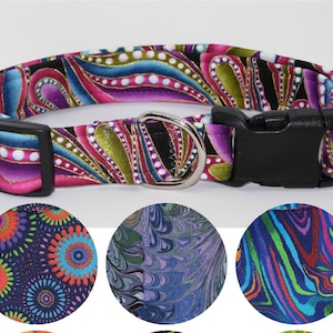 Può includere: Un collare per cani colorato con una fibbia nera e un anello a D argentato. Il collare è realizzato in tessuto con un motivo paisley in tonalità di rosa, viola, blu, verde e oro.