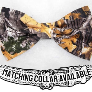 Può includere: Papillon mimetico con foglie marroni, verdi e gialle. Collare abbinato disponibile.