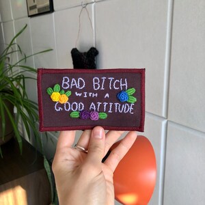 Bad Bitch met een goede houding Handgeborduurde opnaaipatch met bloemen//motivatie patch//bloem patch