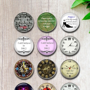 以下が含まれることがあります： 様々なデザインと引用句が施された12個のガラスカボションのコレクション。カボションには、時計、インスピレーションを与える引用句、抽象芸術の画像が使用されています。「I still believe in 398.2」というテキストが2つのカボションに表示されています。カボションのサイズは10〜40mmです。