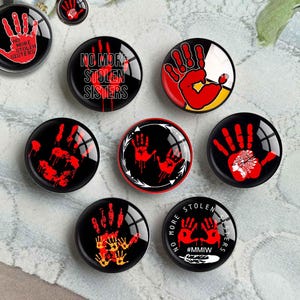 MMIW Cabochon, afbeelding No More Stolen Sisters glazen koepel, rode hand Native American, 10 mm 12 mm 14 mm 16 mm 18 mm 20 mm 25 mm 30 mm 35 mm 40 mm (FJ5255）