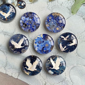 Cabochon di gru bianca, immagine di fiore blu, cupola di vetro, cammeo di immagine fatto a mano, 10 mm 12 mm 14 mm 16 mm 18 mm 20 mm 25 mm 30 mm 35 mm 40 mm (FJ5623)
