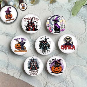 以下が含まれることがあります： 黒猫、カボチャ、城のハロウィーンをテーマにしたイラストが描かれた8つの丸いガラスカボションのコレクション。デザインには「Catula's Castle」、「Have A Spooky Halloween」、「Hocus Purrcus」などのテキストが含まれており、鮮やかな紫、オレンジ、黒の色合いが特徴です。