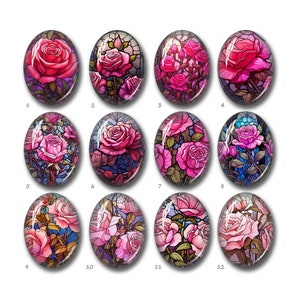 Puede incluir: Doce cabujones ovalados de vidrio coloreado con rosas rosadas y hojas verdes sobre un fondo blanco.