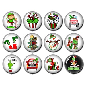 Puede incluir: Doce botones redondos con temática navideña con varios diseños, incluyendo duendes, cupcakes, un muñeco de nieve, un árbol de Navidad, un Grinch y un Jeep.