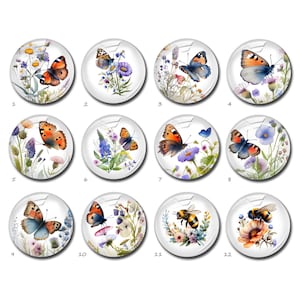Könnte beinhalten: Eine Sammlung von zwölf runden Glascabochons mit Aquarellillustrationen von Schmetterlingen und Bienen mit floralen Akzenten. Jeder Cabochon zeigt ein einzigartiges Schmetterlings- oder Bienendesign, umgeben von bunten Blumen und Grün.