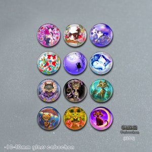 Può includere: Dodici cabochon di vetro da 10-40 mm con vari disegni di gatti. I cabochon presentano una varietà di colori, tra cui viola, blu, verde, giallo e rosso. I disegni includono gatti che dormono, gatti con fiori, gatti con lune e gatti con farfalle. I cabochon sono perfetti per progetti di artigianato, come la creazione di gioielli, lo scrapbooking e l'arte della resina.