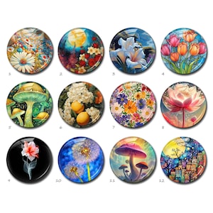 Peut inclure: Douze cabochons ronds en verre colorés avec différents motifs floraux et de champignons. Les cabochons sont disposés en quatre rangées de trois.